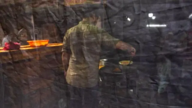 রমজানে খাবারের দোকানের সামনে প্রায়ই পর্দা টানাতে দেখা যায়