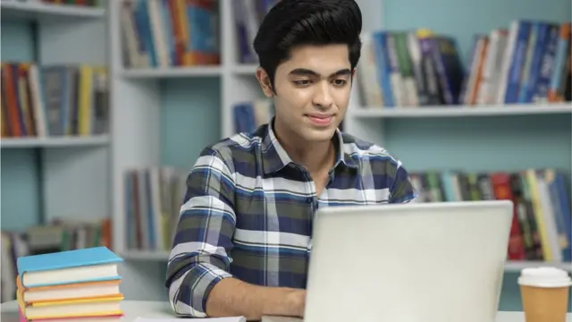 मुलगा अभ्यास करताना