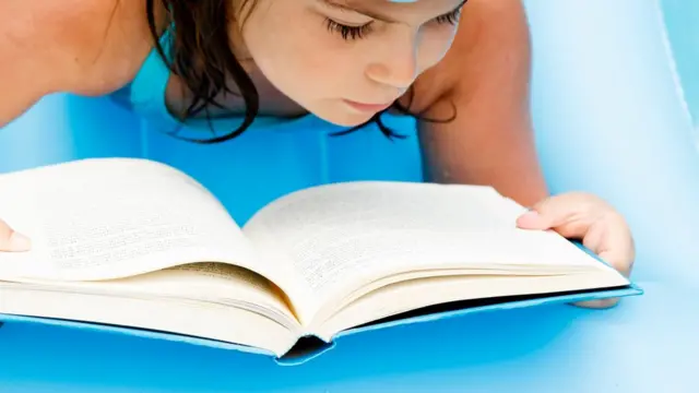 Девочка с книжкой