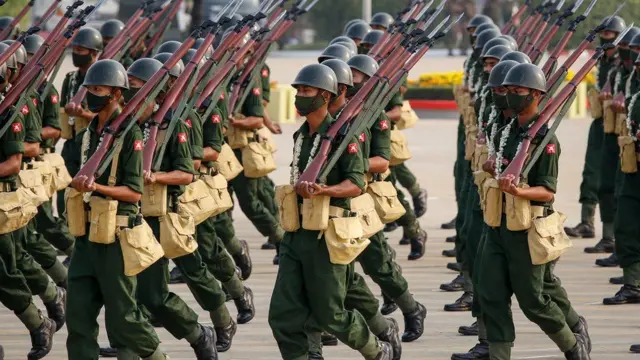 جنود من ميانمار يشاركون في استعراض عسكري