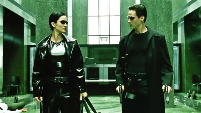 Carrie-Anne Moss e Keanu Reeves trajados como seus personagens Trinity e Neo no filmebet77 bet1999