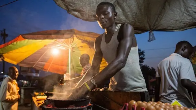 Aaron Odeke ni mmojawapo ya wauzaji rolex wanaowahudumia wanafunzi katika mji wa Mbale