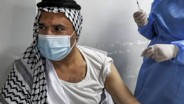 مواطن عراقي يتلقى لقاح كورونا