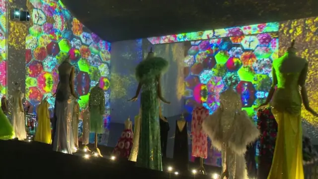 مجموعة المصم رامي قاضي في مسرح دبي للفنون الرقمية في مدينة جميرا