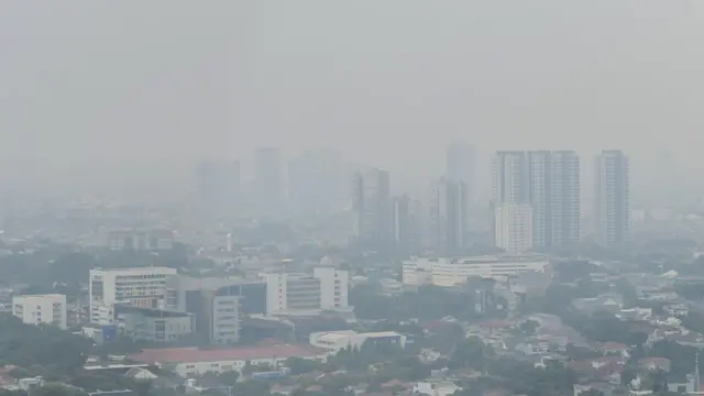 Suasana gedung bertingkat yang terlihat samar karena polusi udara di Jakarta, Rabu (28/9/2022). 