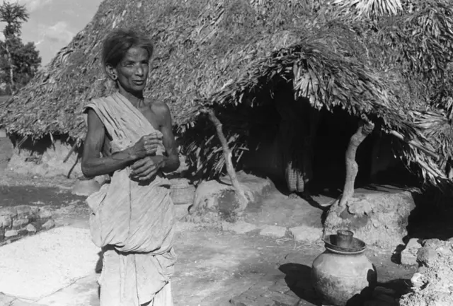 1947 की इस तस्वीर में दक्षिण भारत की एक दलित महिला अपनी झोपड़ी के बाहर खड़ी है