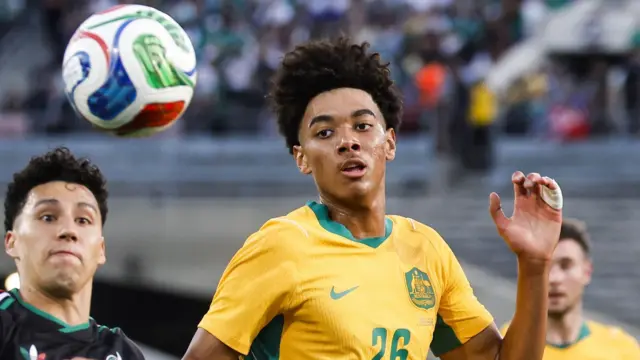 Lucas Herrington (iburyo) arusha umupira Jorge Sánchez wa Mexique mu rukino rwa gicuti rwahuje Australie na Mexique ku kibuga ca Rose Bowl muri California mu mpera za Rusama. Mexique yatsinze urwo rukino igitsindo 1-0.