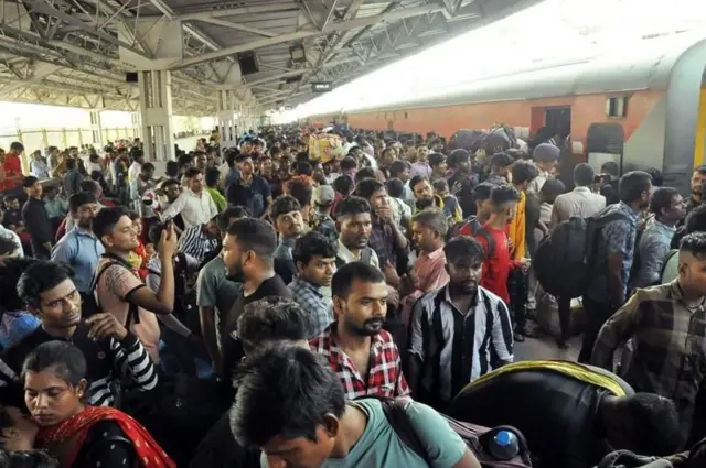 दरवर्षी विशेष रेल्वेगाड्यांचं नियोजन रेल्वेकडून करण्यात येते. मात्र, या गाड्यांची घोषणा उशिराने केली जात असल्याने त्याची माहितीही प्रवाशांपर्यंत उशिराने पोहोचते