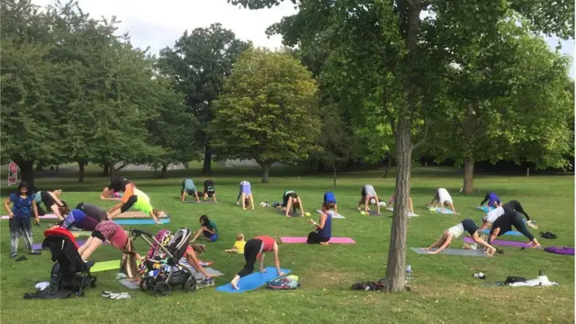 На цьому уроці йоги у парку вітають всіх і безкоштовно. Приходьте хоч з немовлям у візочку, хоч з улюбленим песиком. Класи спонсорують місцеві адміністрації і бізнеси