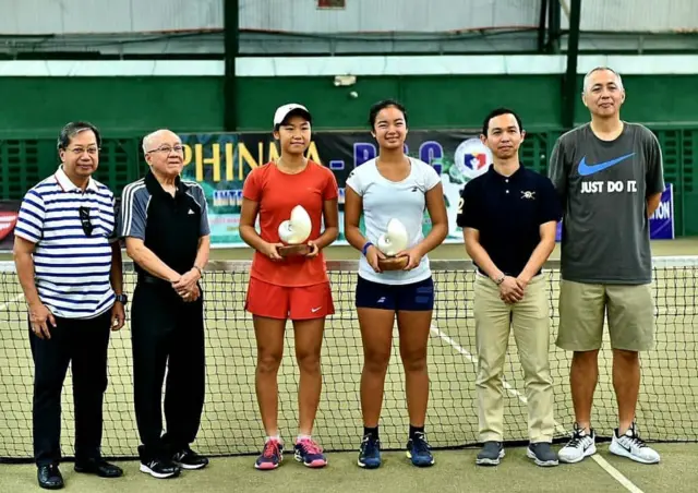 Janice Tjen berfoto bersama Alex Eala saat masih junior dan melakoni pertandingan di Filipina pada November 2018.