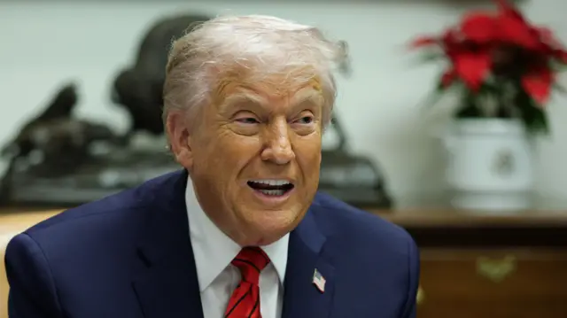 अमेरिकी राष्ट्रपति ट्रंप व्हाइट हाउस में पत्रकारों से बात करते हुए