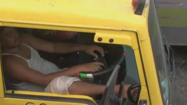 যানজটে আটকে থাকা এক ট্রাকের ক্লান্ত চালক