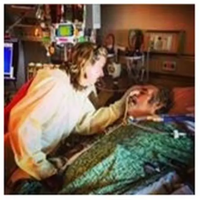 Steffanie usando roupa especial ao visitar Tom