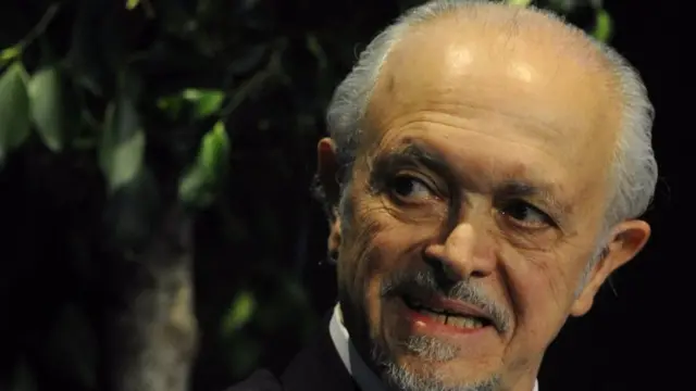 Mario Molina dice que hay que controlar la contaminación de los automóviles en la capital mexicana.