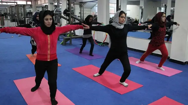 کلاس آموزش یوگا در کابل با آنکه ورزش به عنوان یکی از راه های مقابله با مشکلات روحی شناخته می‌شود اما امکانات ورزش برای زنان در افغانستان بسیار محدود است