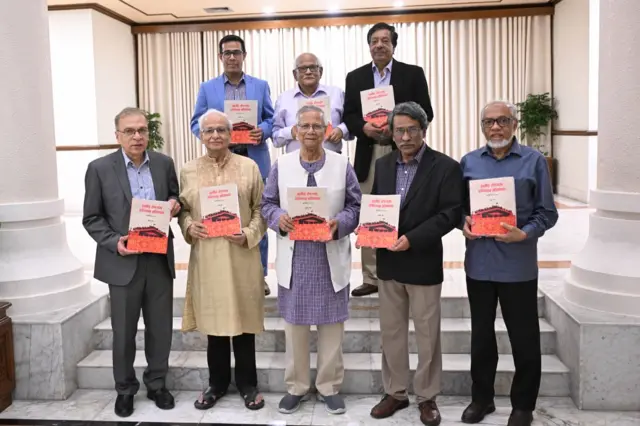 জাতীয় ঐকমত্য কমিশনের আট খণ্ডের প্রতিবেদন হাতে প্রধান উপদেষ্টার সঙ্গে ছবি তোলেন কমিশনের সদস্যরা