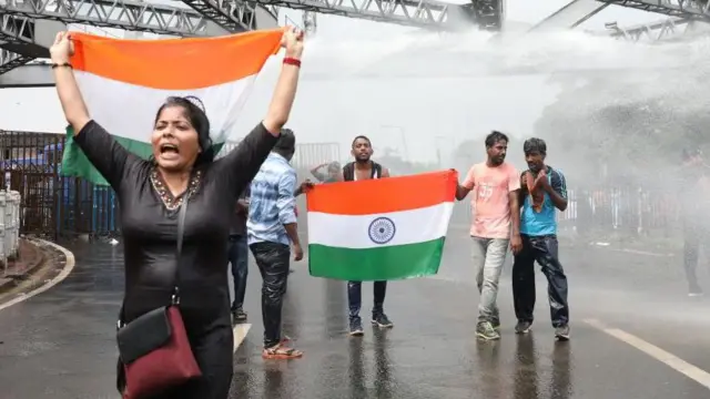 నిరసనకారులపై వాటర్ కెనాన్లను ప్రయోగించిన పోలీసులు