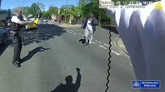 Metropolitan Polis Teşkilatı tarafından yayınlanan, polis memurlarının üzerlerinde taşıdıkları kameralardan alınan ekran görüntüsünde, 45 yaşındaki bir adamın polis memurları tarafından durdurulup tutuklandığı görülüyor; adam halen gözaltında tutuluyor.
