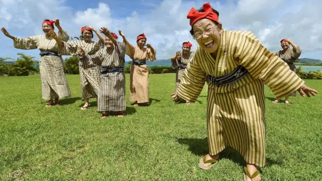 مجموعة من اليابانيين في جزيرة أوكيناوا