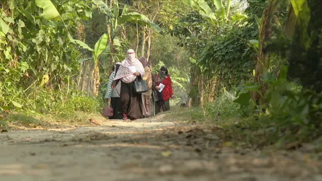 জামায়াতে ইসলামীর কর্মীরা নিজ দলের প্রার্থীর জন্য ভোট চাওয়ার পাশাপাশি বলছেন গণভোটের কথা