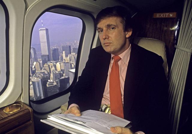 1987 年8月特朗普乘搭自己的私人直升机穿梭在纽约。