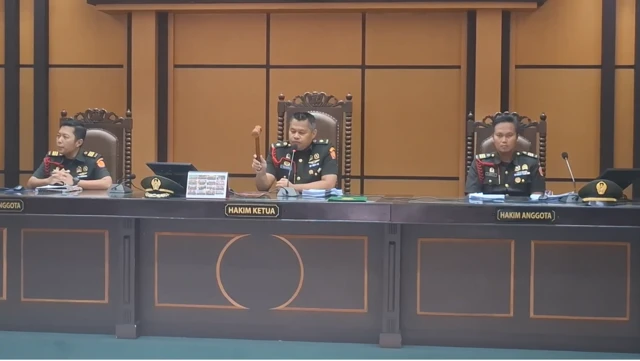Ketua majelis hakim, Mayor Chk. Subiyatno (tengah), dan dua hakim anggota yakni Kapten Chk. Dennis Carol Napitupulu serta Kapten Chk Zainal Arifin Anang Yulianto saat menjatuhkan palu vonis kepada 17 tentara yang dituntut atas tuduhan kekerasan terhadap Prada Lucky.