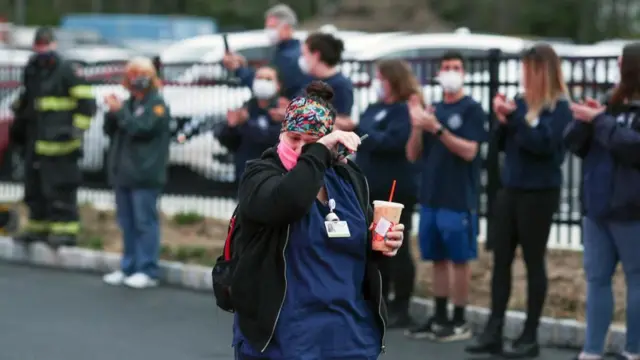 يصفق الناس في الكثير من الدول لفرق الرعاية الطبية تقديرا لجهودهم في مكافحة الوباء