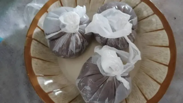 Pâte noire appelée encore "teloubo" mise dans des sachets en plastiques pour garder la chaleur.