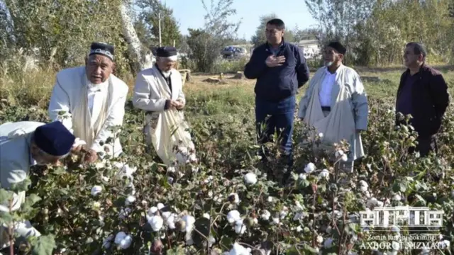 Зомин тумани ҳокими Алишер Абдуғаниев (суратда чапдан тўртинчи) борасидаги чиқишлари учун Малоҳат Эшонқулова жиноий ишга юз тутмоқда