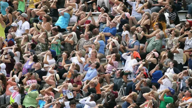 Personas ven el eclipse en Illinois.