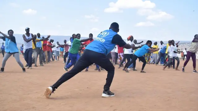 Bamwe mu mpunzi z'i Mahama bari gukora imyitozo ngororamubiri