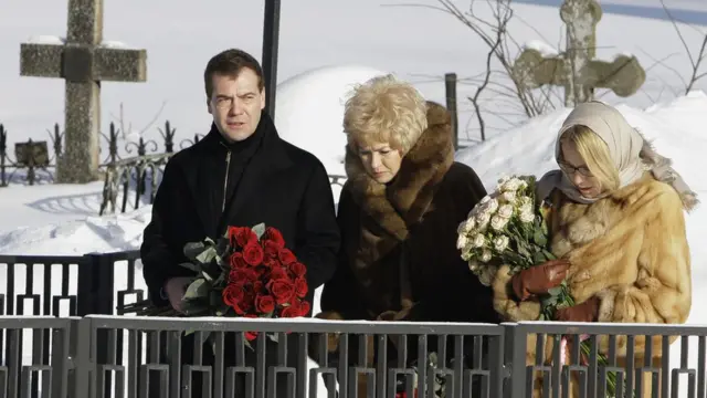 O então presidente russo, Dmitry Medvedev, a viúva Lyudmila Narusova eapp de apostas confiaveisfilha Ksenia no décio aniversário da morteapp de apostas confiaveisSobchak