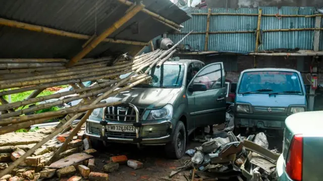 আম্পান ছাড়েনি ধনী-গরীব কাউকেই। এখানে সাতক্ষীরায় এক গ্যারেজে বিধ্বস্ত গাড়ি।