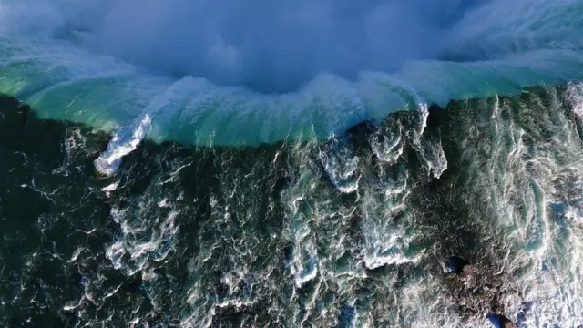 พลังของน้ำตกไนแอการา ในจังหวะที่กำลังไหลลงสู่เบื้องล่าง