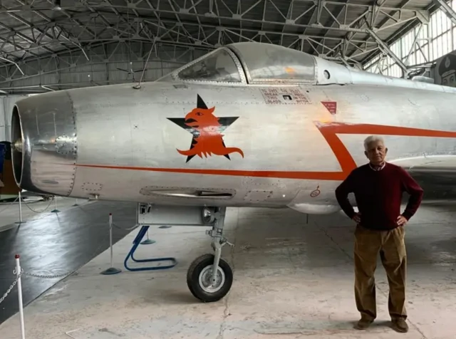 سابق ایئر مارشل (ریٹائرڈ) برجیش دھر جیال مگ 21 کے ساتھ 