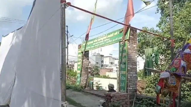 जुलाई, 2024 में कांवड़ यात्रा के दौरान हरिद्वार में मस्जिदों को ढक दिया गया था. इस मामले में भी काफ़ी विवाद हुआ था