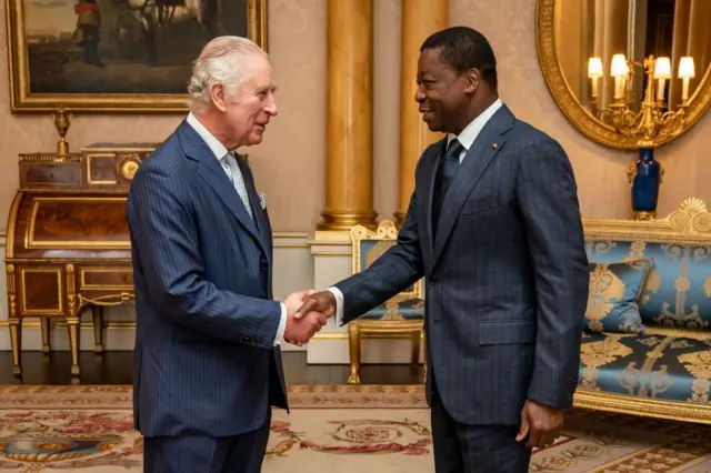 Le roi Charles III serre la main lors d'une audience avec le président de la République togolaise Faure Gnassingbé au palais de Buckingham.