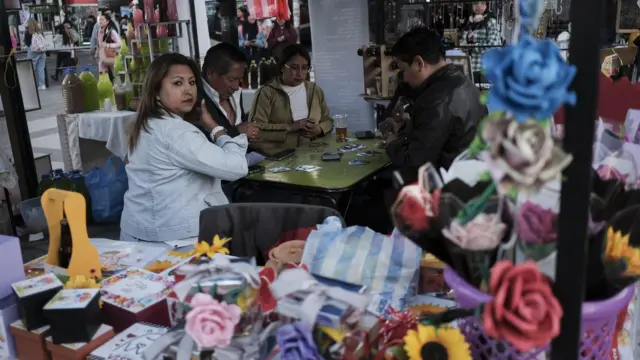 လာပတ်ဇ်မြို့မှာ သမ္မတကို ဖြုတ်ချဖို့ ကြိုးပမ်းတဲ့စစ်အာဏာသိမ်းမှုအပြီး တစ်ရက်အကြာ ၂၀၂၄ ခုနှစ်၊ ဇွန်လ ၂၇ ရက်မှာတော့ လူတွေလည်း ဖဲဆော့နေကြပြီး ဆိုင်ခန်းတွေလည်း ပြန်ဖွင့်ပြီဖြစ်ပါတယ်