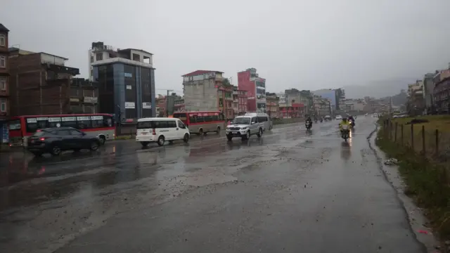 पानी परेका बेला काठमाण्डूको चक्रपथमा चलिरहेका सवारीसाधन