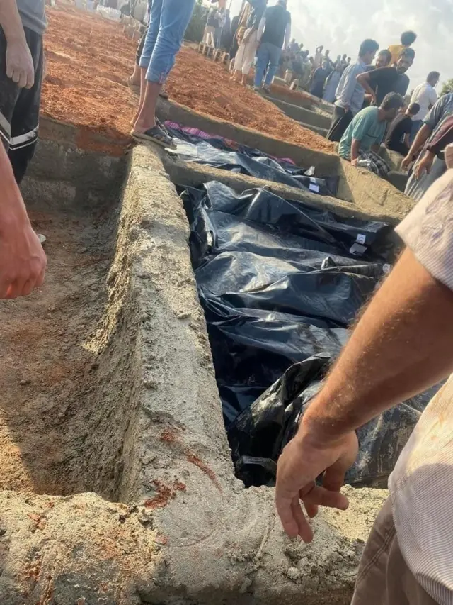 جثث كثيرة تعفنت جراء الإعصار