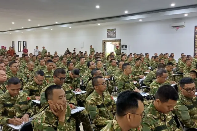 Ratusan calon manajer Koperasi Desa/Kelurahan Merah Putih (KDKMP) saag mengikuti Latsarmil di Brigif 1 Marinir, Cilandak, Jakarta Selatan, Kamis (25/06).