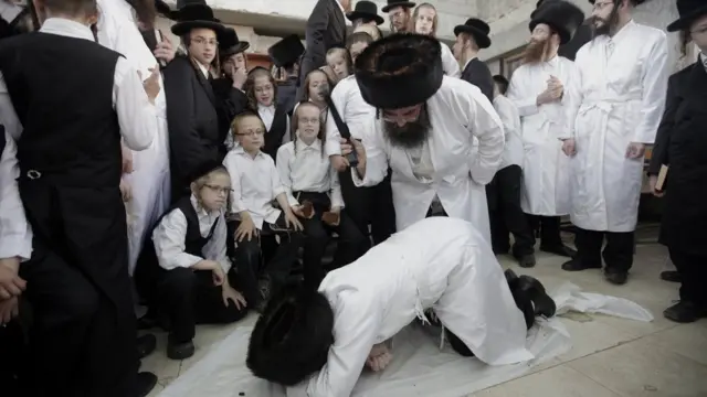 Ортодоксальные евреи практикуют символические наказания в канун праздника Йом-Киппур