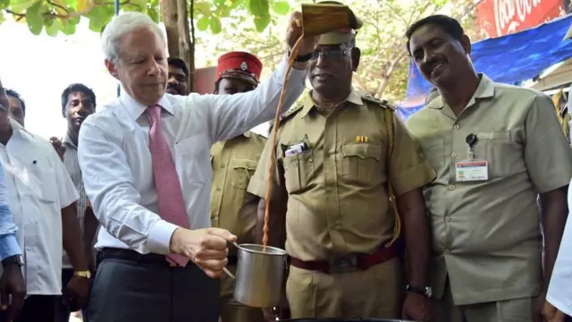 தெருவோர டீ கடையில் டீ ஆற்றிய அமெரிக்க தூதர்