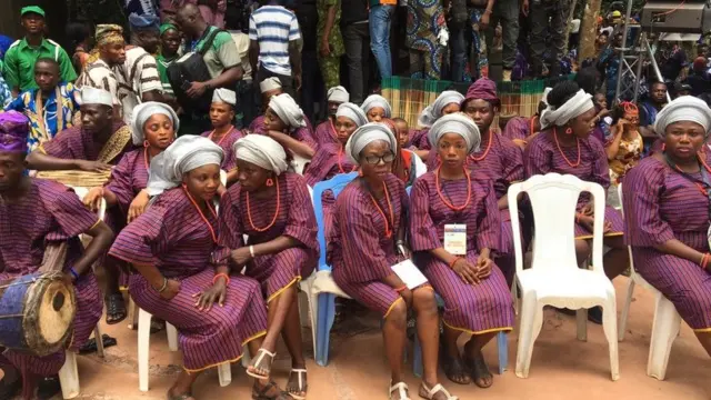 Awon obinrin to wọ aṣọ ir;ukan náà jòkó