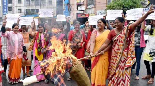 ઉન્નાવ રેપ સર્વાઇવર, આઠ વર્ષનો સંઘર્ષ, દિલ્હી હાઇકોર્ટ દ્વારા દોષિત કુલદીપ સેંગર જામીન મોકૂફ, સીબીઆઈ દ્વારા સેંગરની સજા મોકૂફી સામે સુપ્રીમમાં અપીલ, બીબીસી ગુજરાતી