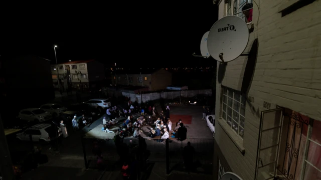 Dubartii namoota zikriif ba'an karaa foddaa gadi ilaalaa jirtu, Manenberg-Keep Taawon