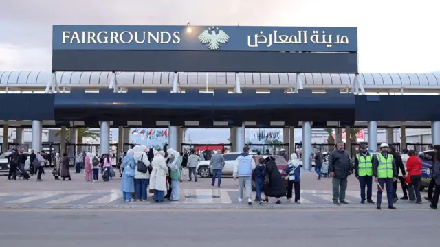 صورة لبوابة مدينة المعارض حيث معرض دمشق الدولي للكتاب يصطف أمامها بعض رواد المعرض