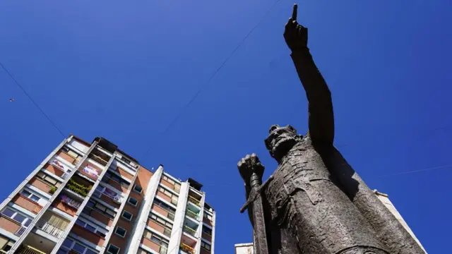 Spomenik kneza Lazara postavljen je 2016. godine u centru severnog dela grada. Rukom pokazuje prema Gazimestanu