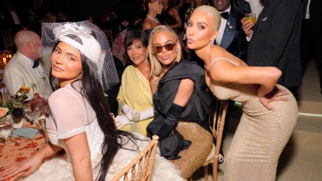 Kylie Jenner, Kris Jenner, Khloé Kardashian e Kim Kardashian em volta de mesa
