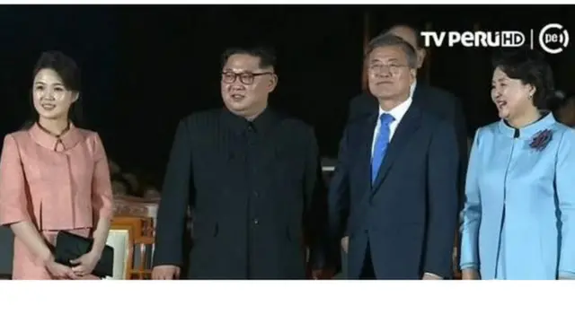 उत्तर कोरिया की फ़र्स्ट लेडी री सोल-जू और दक्षिण कोरिया की फ़र्स्ट लेडी किम जंग-सूक